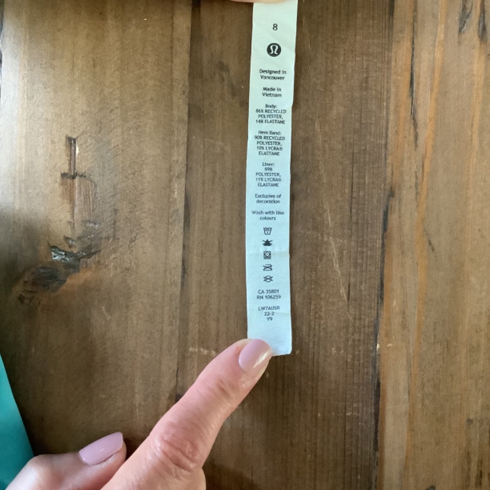 Lululemon Hotty Hot Low-Rise Lined Short 2.5" Electric Turquoise, Size 8 - Picture 7 of 7